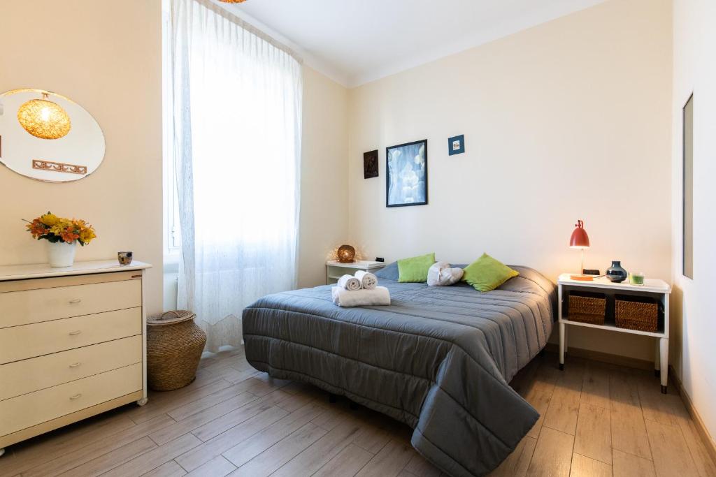 een slaapkamer met een bed, een ladekast en een raam bij imbonati 62 in Milaan