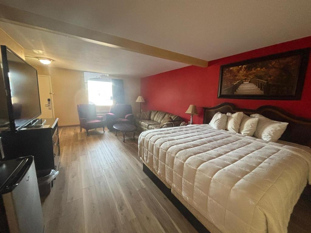 Postel nebo postele na pokoji v ubytování ECONOMY INN & SUITES