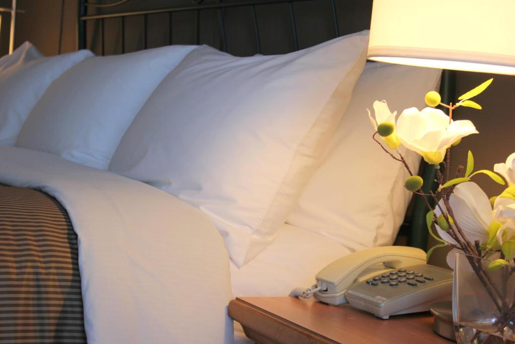 Una cama o camas en una habitación de Confederation Place Hotel