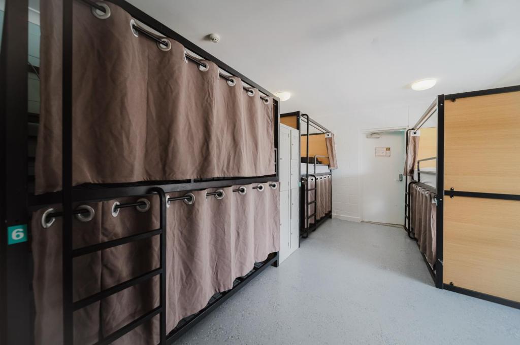 Postel nebo postele na pokoji v ubytování Seaside Lodge Hostel Townsville- right next to coles, 2 mins walk to strand & CBD- Passport required