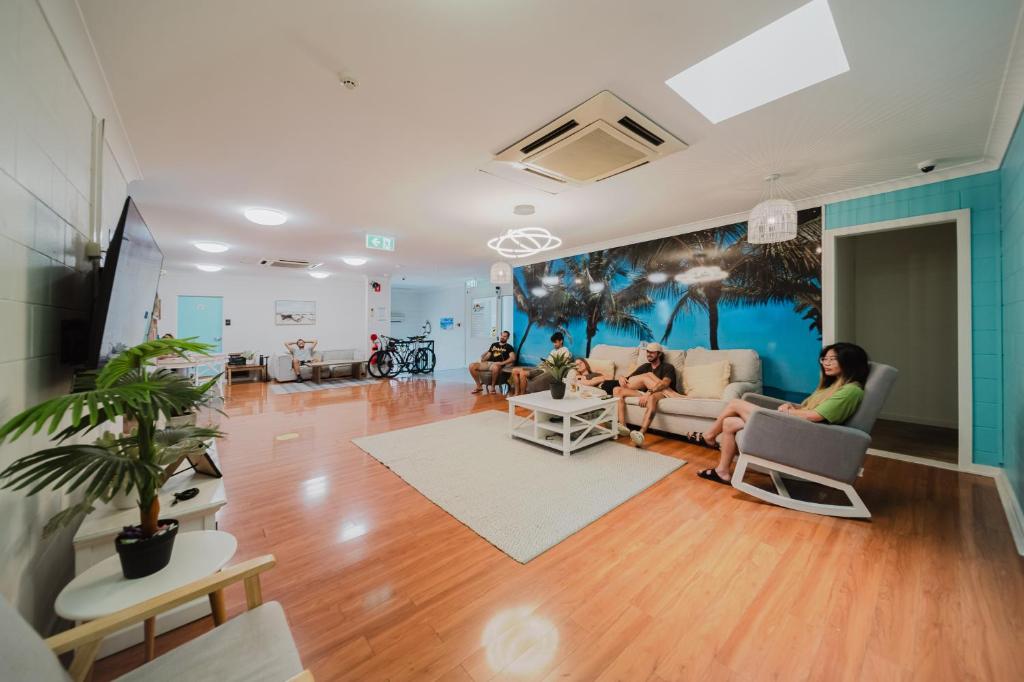 TV a/nebo společenská místnost v ubytování Seaside Lodge Hostel Townsville- right next to coles, 2 mins walk to strand & CBD- Passport required