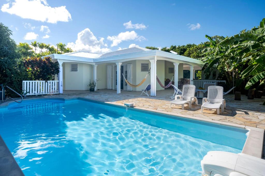 Πισίνα στο ή κοντά στο Villa Paradissol Cocon tropical 3 chambres avec piscine