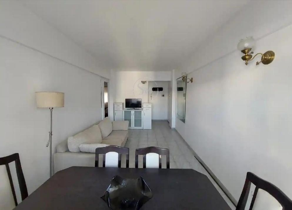 een eetkamer met een tafel en een bank bij Ruby in Mar del Plata