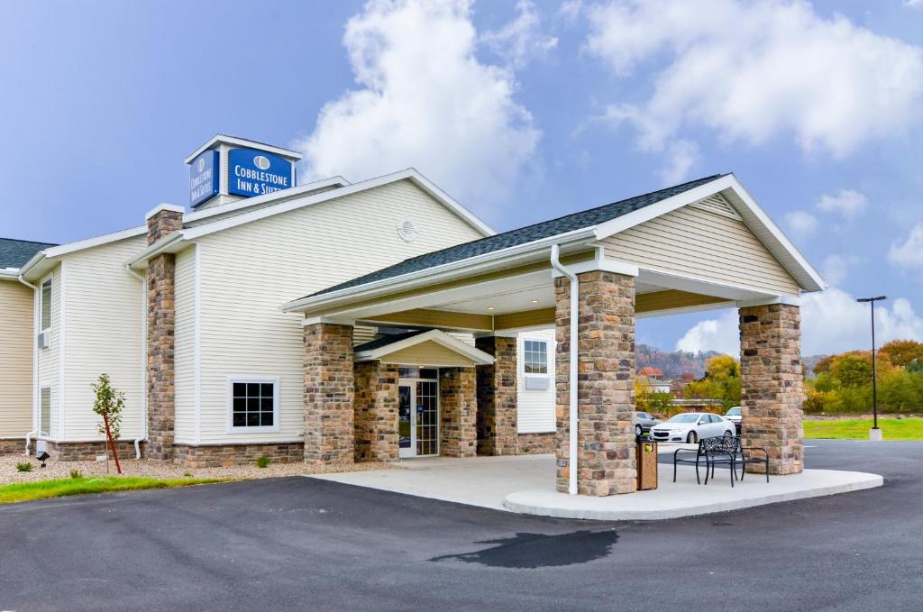 Cobblestone Inn & Suites - Ambridge - Housity