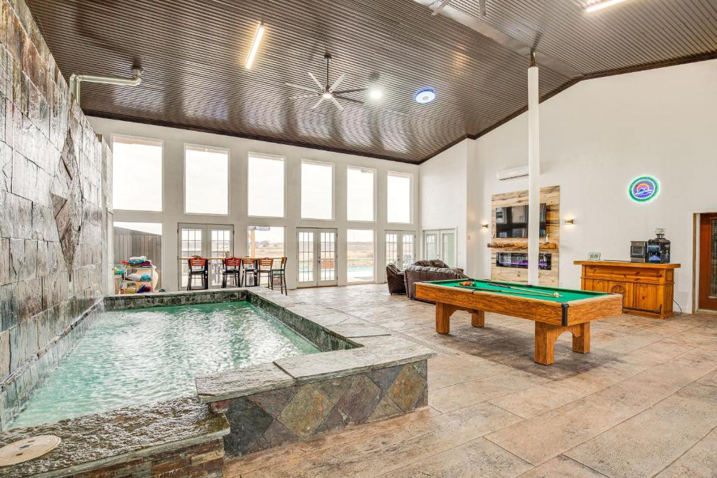 Biliár nebo kulečník v ubytování Lakefront Wichita Falls Home with Pool and Hot Tub