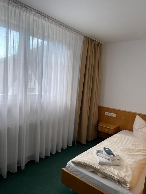 Postel nebo postele na pokoji v ubytování Waldhotel Linzmühle