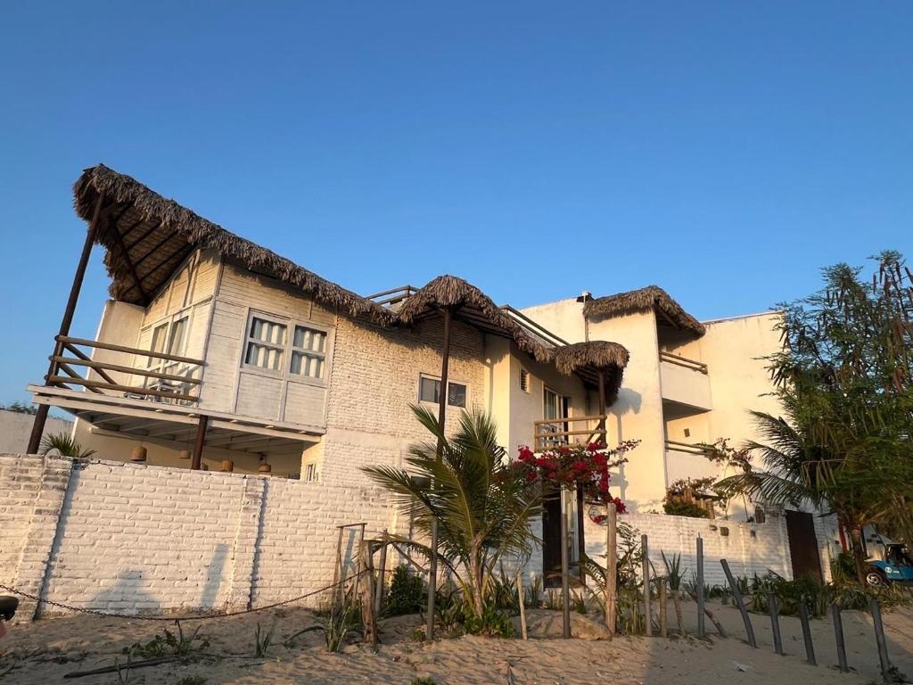 a house with a thatched roof on top of a fence at Casa Free Wind Jeri in Jericoacoara