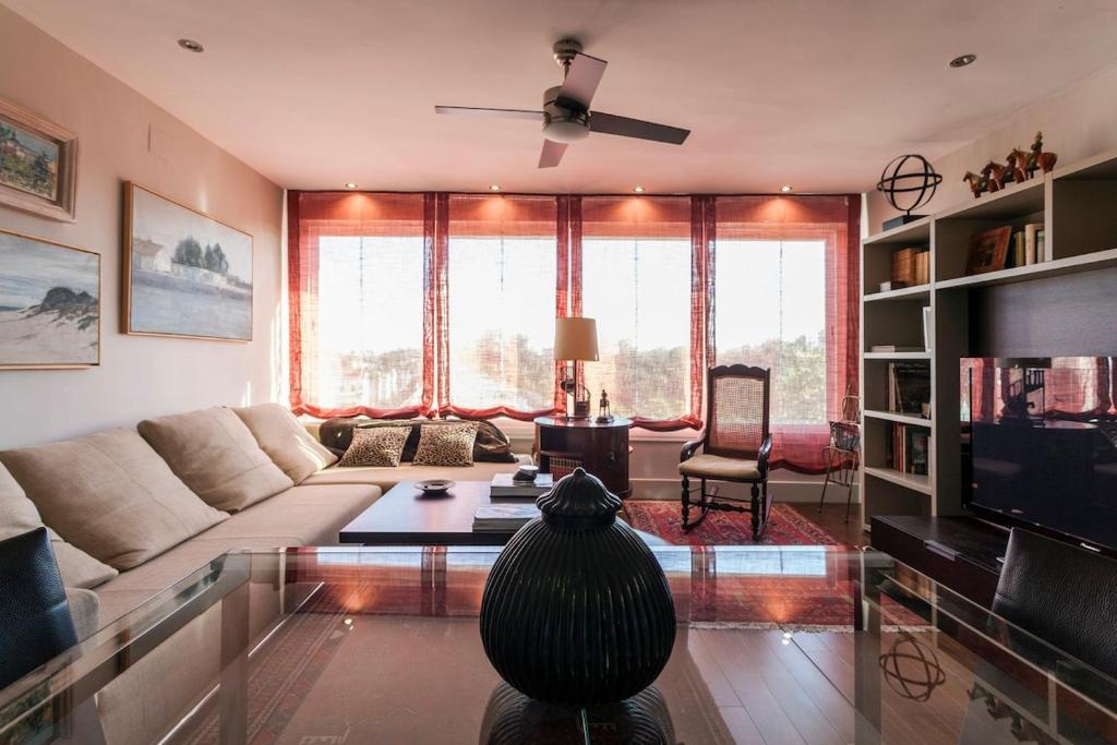 Μια τηλεόραση ή/και κέντρο ψυχαγωγίας στο By Plaza de España overlooking Parque María Luisa