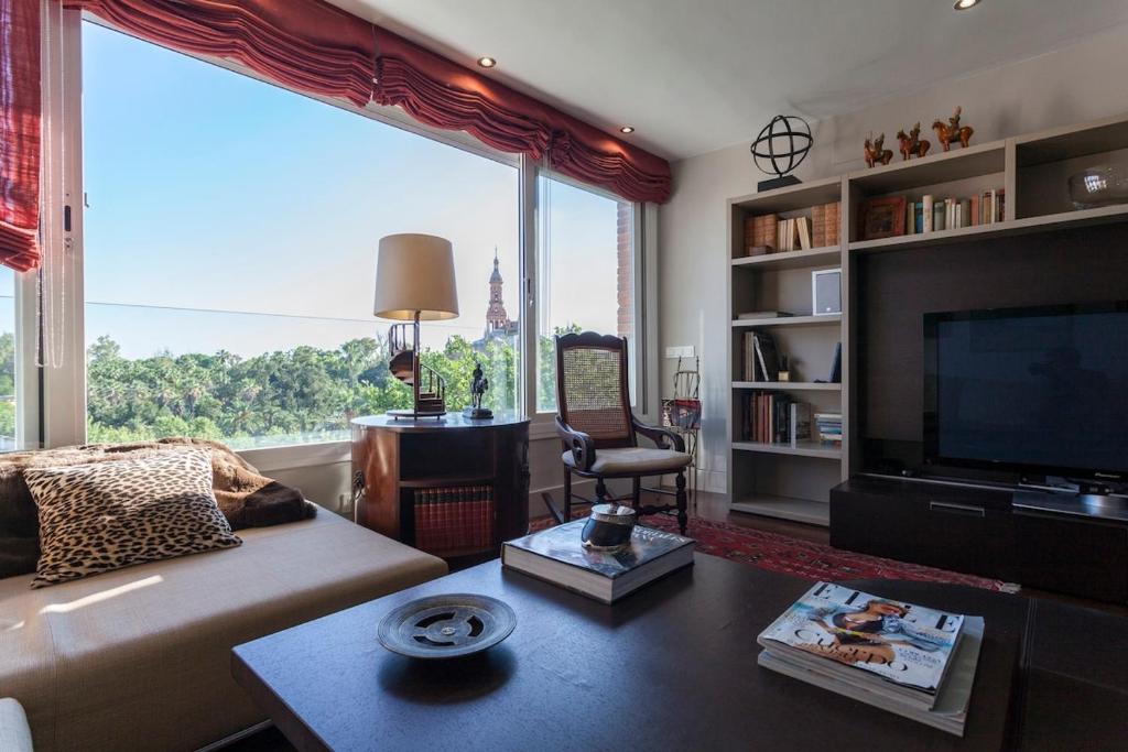 Spacious Apartment with Views of Plaza de España & María Luisa Park