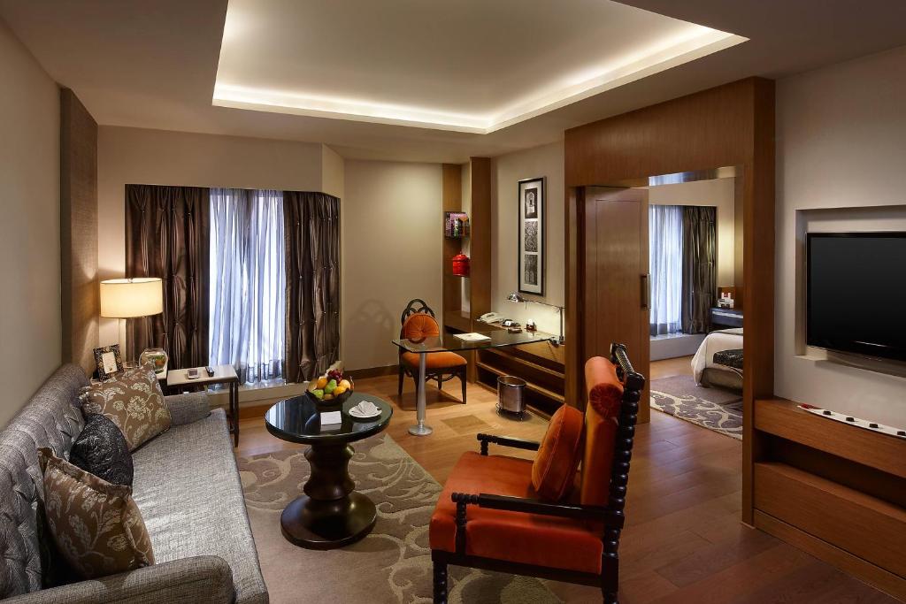 TV a/nebo společenská místnost v ubytování ITC Mughal, A Luxury Collection Resort & Spa, Agra