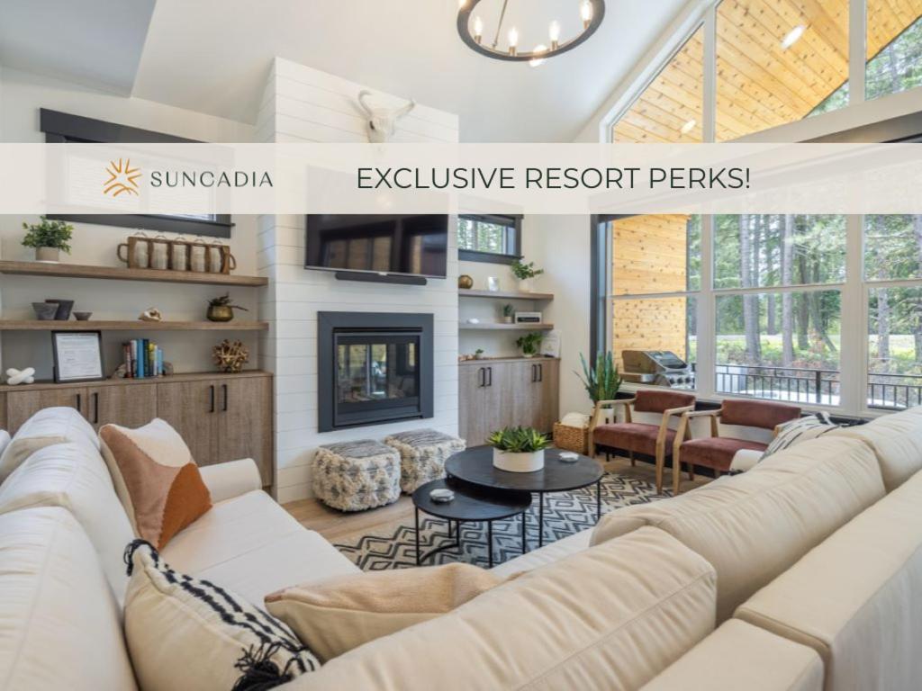 un soggiorno con divano e camino di Suncadia 3 Bed Nelson Farm Premier Home a Cle Elum