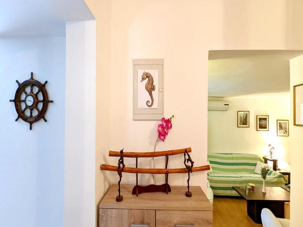 ein Wohnzimmer mit einem Tisch und einer Bank in der Unterkunft Holiday Home Jaga - Three bedroom Holiday Home with swimming pool in Biograd na Moru