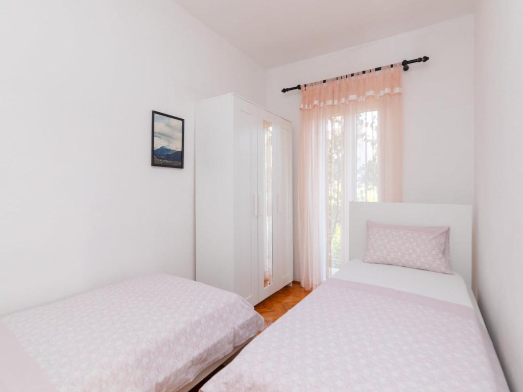 Apartments Marti - Four Bedroom Apartment with Terrace and Sea View - ST