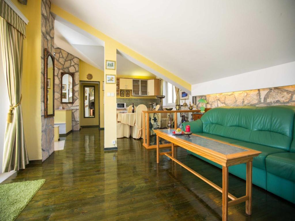5 bedroom holiday home with balcony
