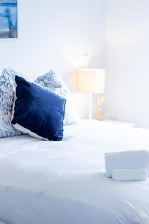 Ultimate Christchurch Escape 4-Bed 4-Bath Carpark - Resim 11