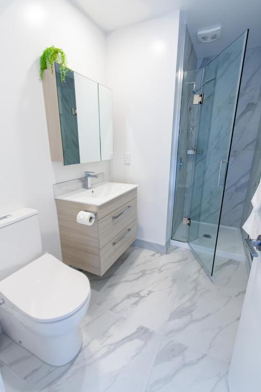 Ultimate Christchurch Escape 4-Bed 4-Bath Carpark - Resim 12