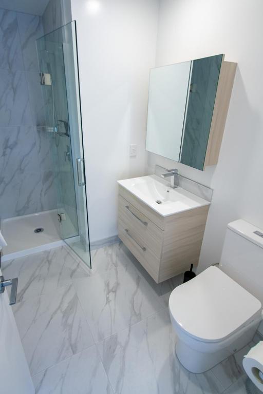 Ultimate Christchurch Escape 4-Bed 4-Bath Carpark - Resim 36