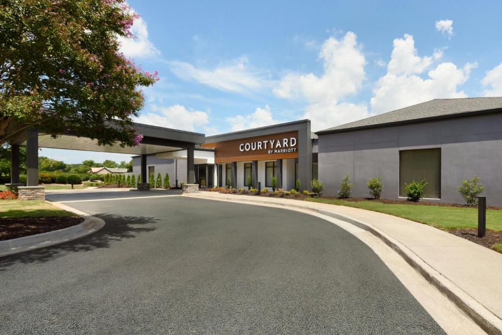 an empty road in front of a building at Courtyard by Marriott Atlanta Duluth/ Gwinnett Place in Duluth