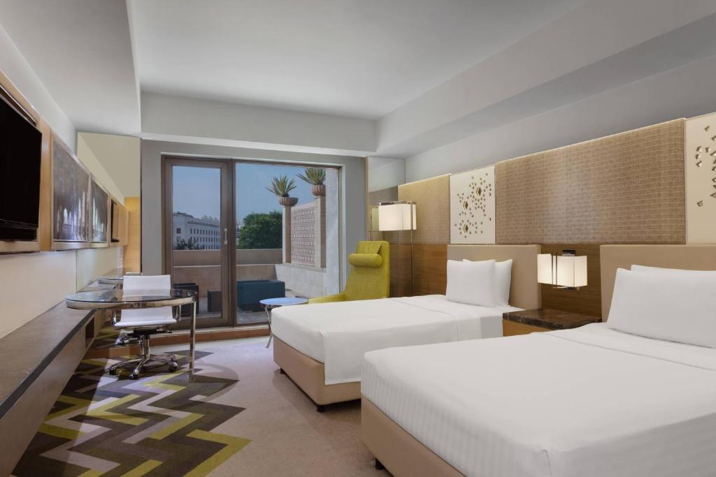 Una cama o camas en una habitación de Courtyard by Marriott Agra