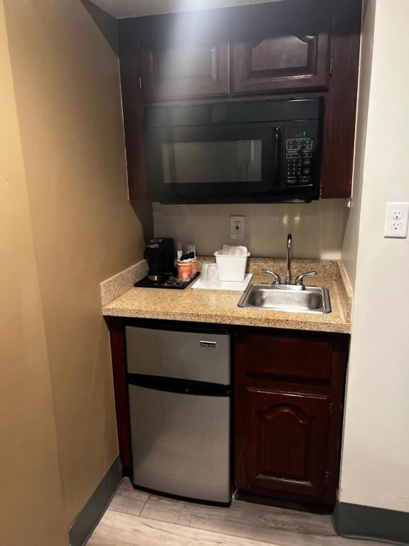 Kuchyň nebo kuchyňský kout v ubytování Quality Inn & Suites Goodyear - Phoenix West