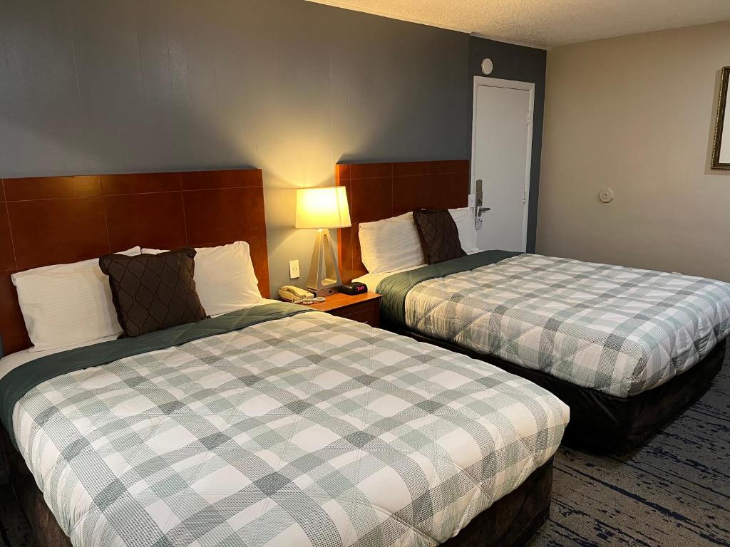 Postel nebo postele na pokoji v ubytování Travelers Inn Eugene University
