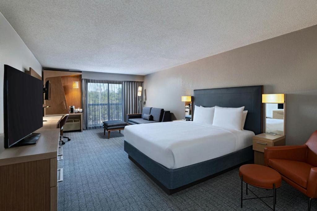 TV a/nebo společenská místnost v ubytování Courtyard by Marriott Austin The Domain Area
