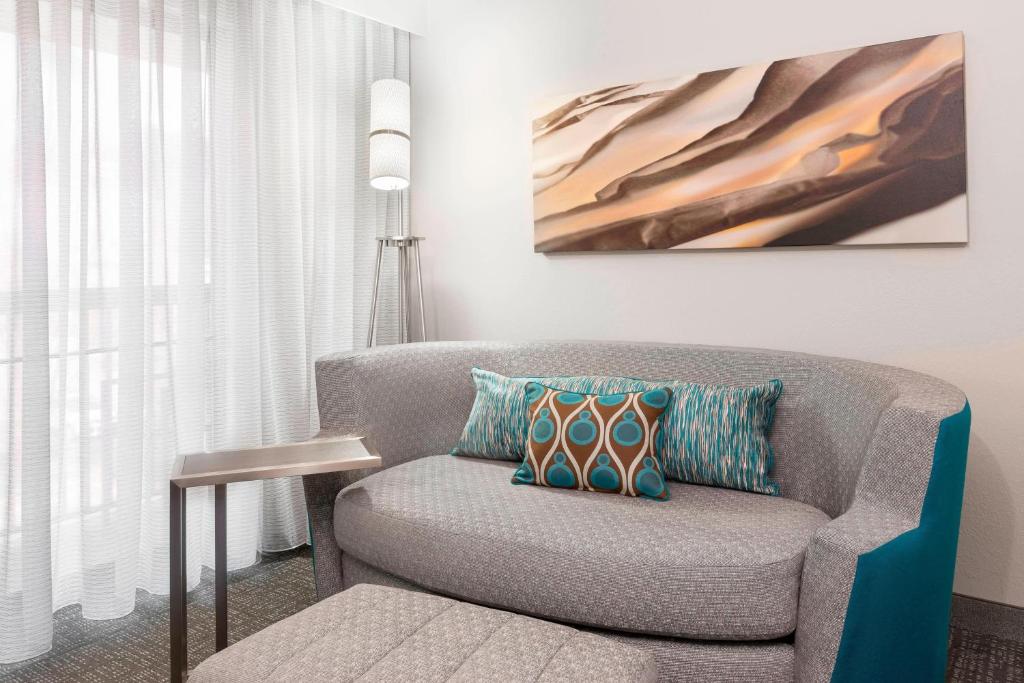Courtyard Asheville - King Room With Sofa Bed - Hearing Accessible