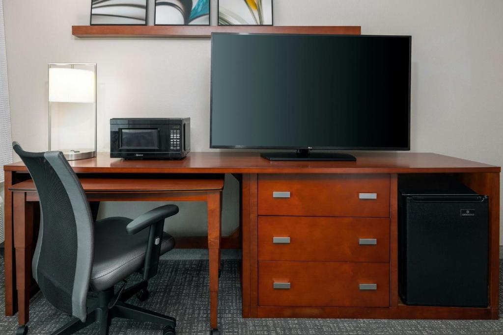 Courtyard Asheville - Room King Con Ducha Enrollada - Mobility Accesible