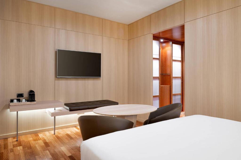 Postel nebo postele na pokoji v ubytování AC Hotel Málaga Palacio by Marriott