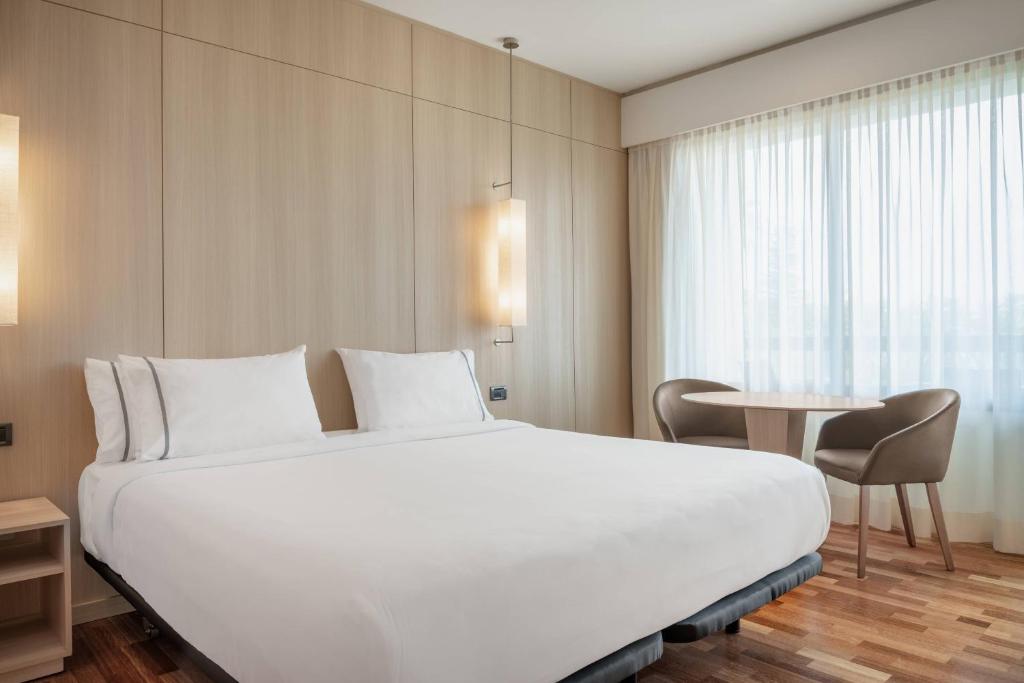 Postel nebo postele na pokoji v ubytování AC Hotel Málaga Palacio by Marriott