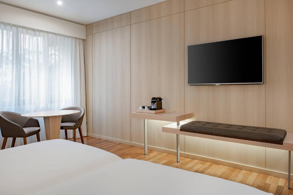 TV a/nebo společenská místnost v ubytování AC Hotel Málaga Palacio by Marriott