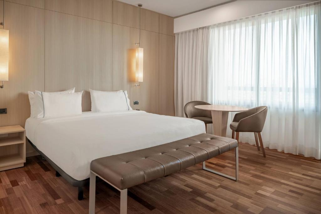 Postel nebo postele na pokoji v ubytování AC Hotel Málaga Palacio by Marriott