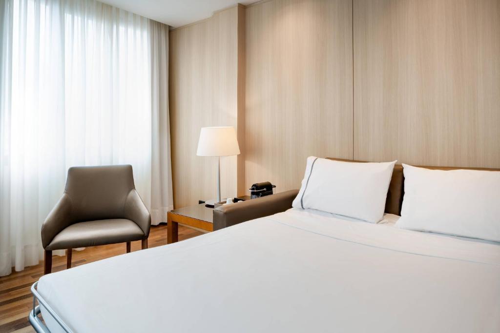 Postel nebo postele na pokoji v ubytování AC Hotel Málaga Palacio by Marriott