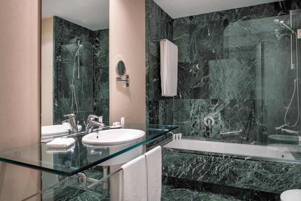 Koupelna v ubytování AC Hotel Málaga Palacio by Marriott