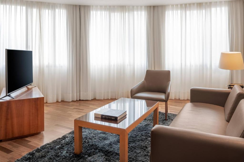 AC Hotel Málaga Palacio by Marriott - Resim 11