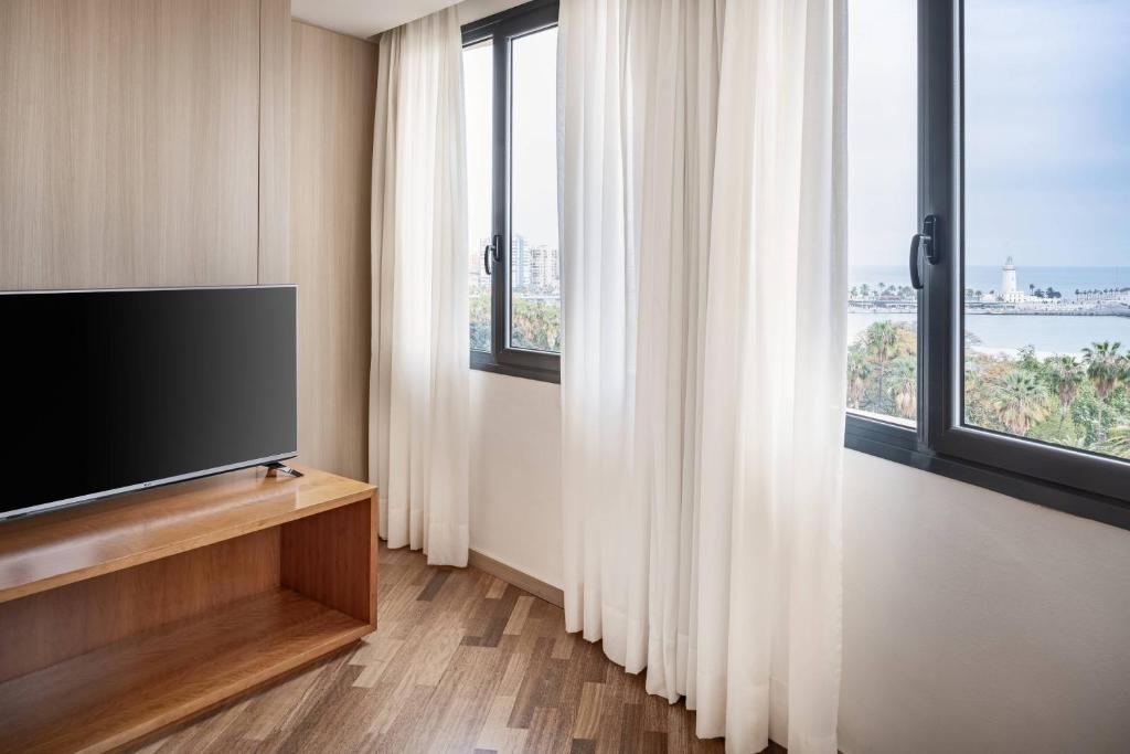 TV a/nebo společenská místnost v ubytování AC Hotel Málaga Palacio by Marriott
