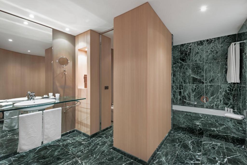 AC Hotel Málaga Palacio by Marriott - Resim 21