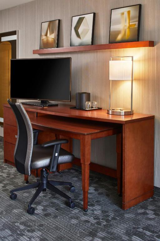 TV a/nebo společenská místnost v ubytování Courtyard by Marriott Albany Thruway