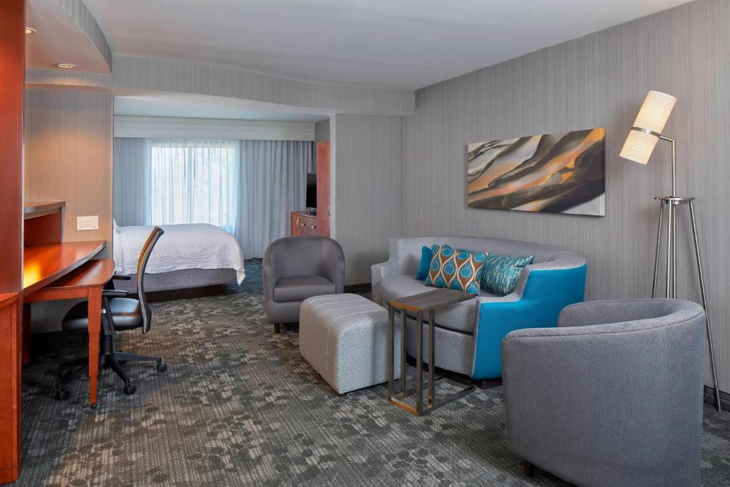 Posezení v ubytování Courtyard by Marriott Albany Thruway