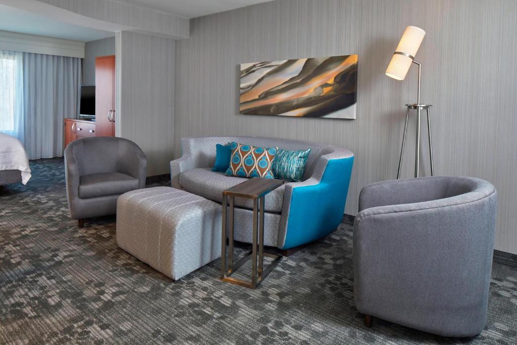 Posezení v ubytování Courtyard by Marriott Albany Thruway