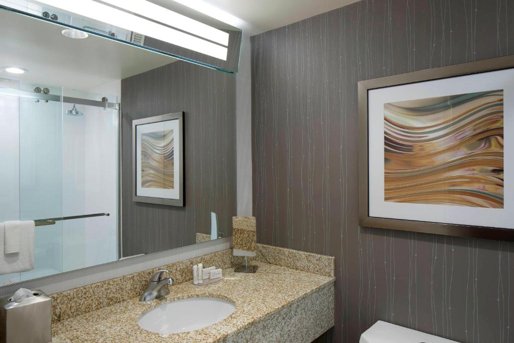 Koupelna v ubytování Courtyard by Marriott Albany Thruway