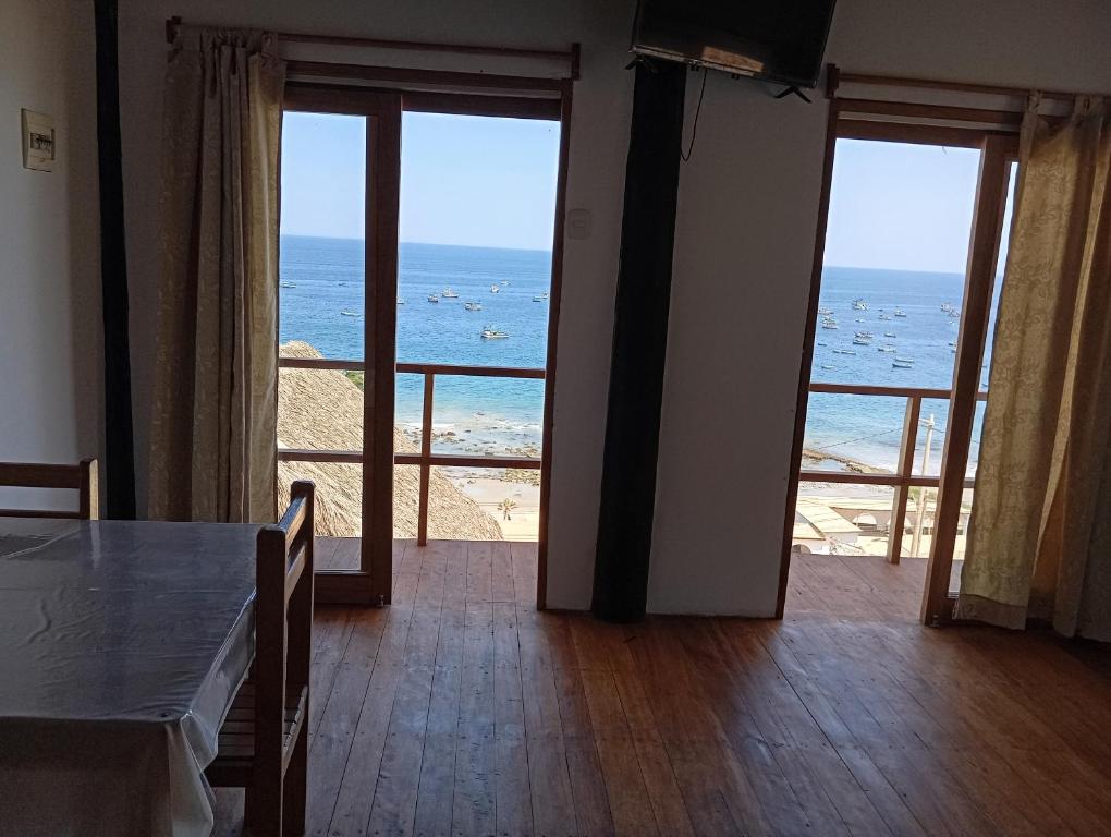 a dining room with a view of the ocean at Departamento 1 dormitorio in Máncora