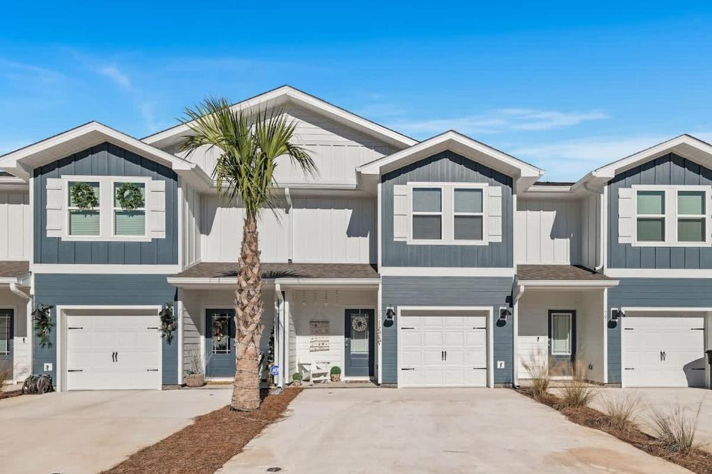 una casa con una palmera delante en B Coastal Near Cessna Landing, en Santa Rosa Beach