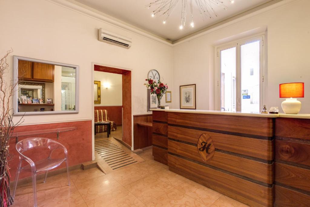 um salão de cabeleireiro com um balcão de madeira num quarto em Hotel Everest Inn Rome em Roma