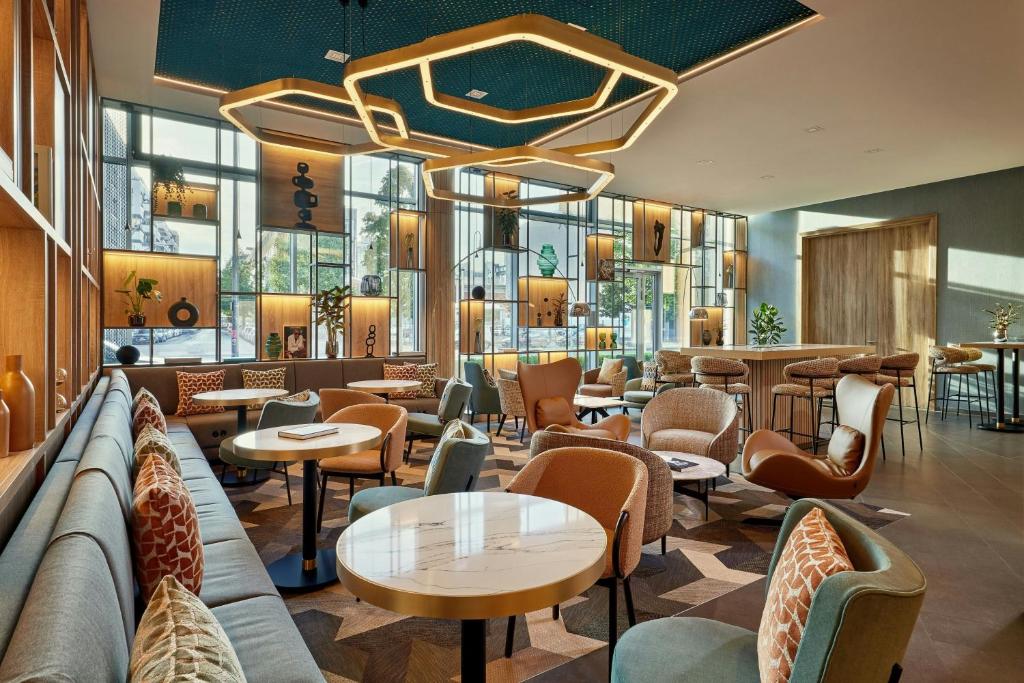 Courtyard by Marriott Berlin City Centerにあるシーティングエリア