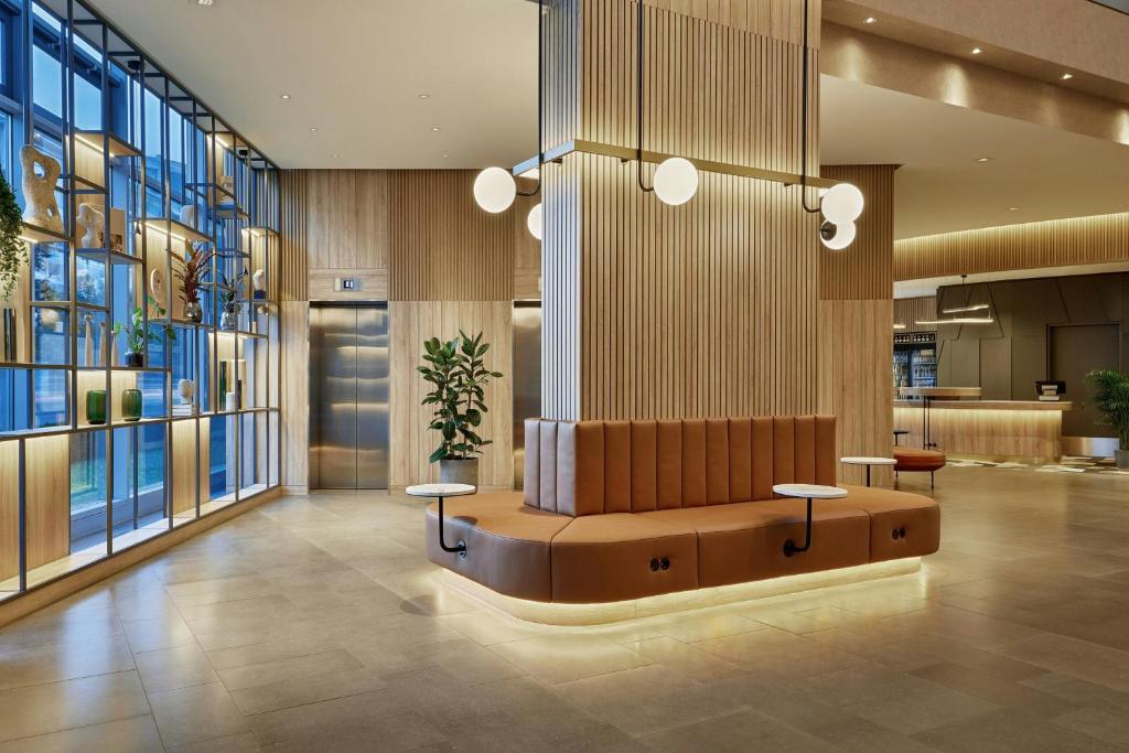 Courtyard by Marriott Berlin City Centerにあるシーティングエリア