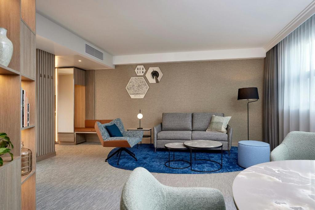 Courtyard by Marriott Berlin City Centerにあるシーティングエリア