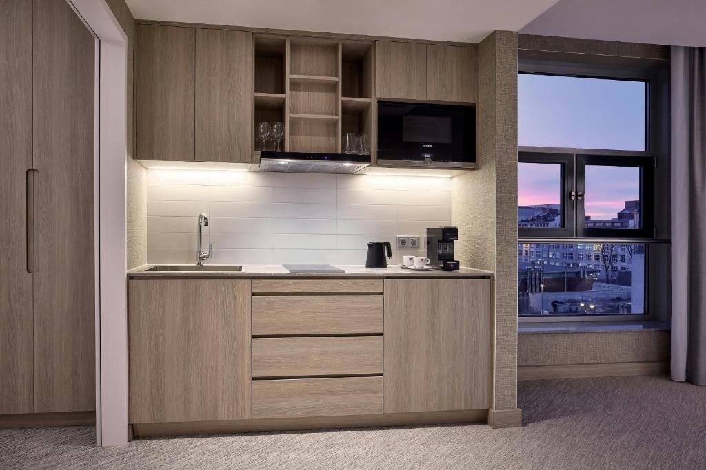Courtyard by Marriott Berlin City Centerにあるキッチンまたは簡易キッチン
