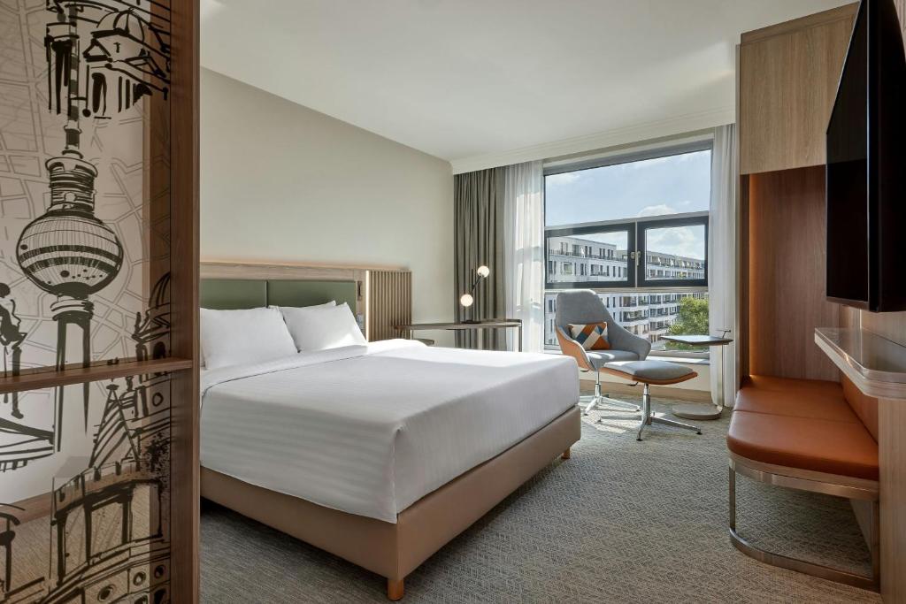 ベルリンにあるCourtyard by Marriott Berlin City Centerのベッドと机があるホテルの部屋