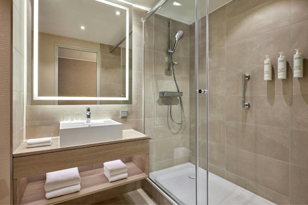 Courtyard by Marriott Berlin City Centerにあるバスルーム